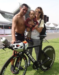 Alan Villanueva con su hijo y esposa