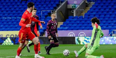 El tri de Martino tropieza en Cardiff