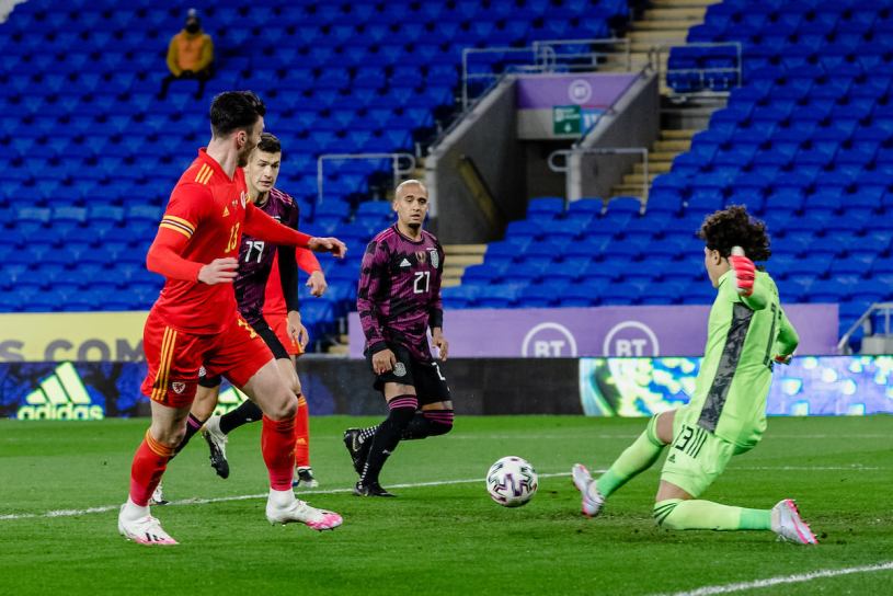 El tri de Martino tropieza en Cardiff