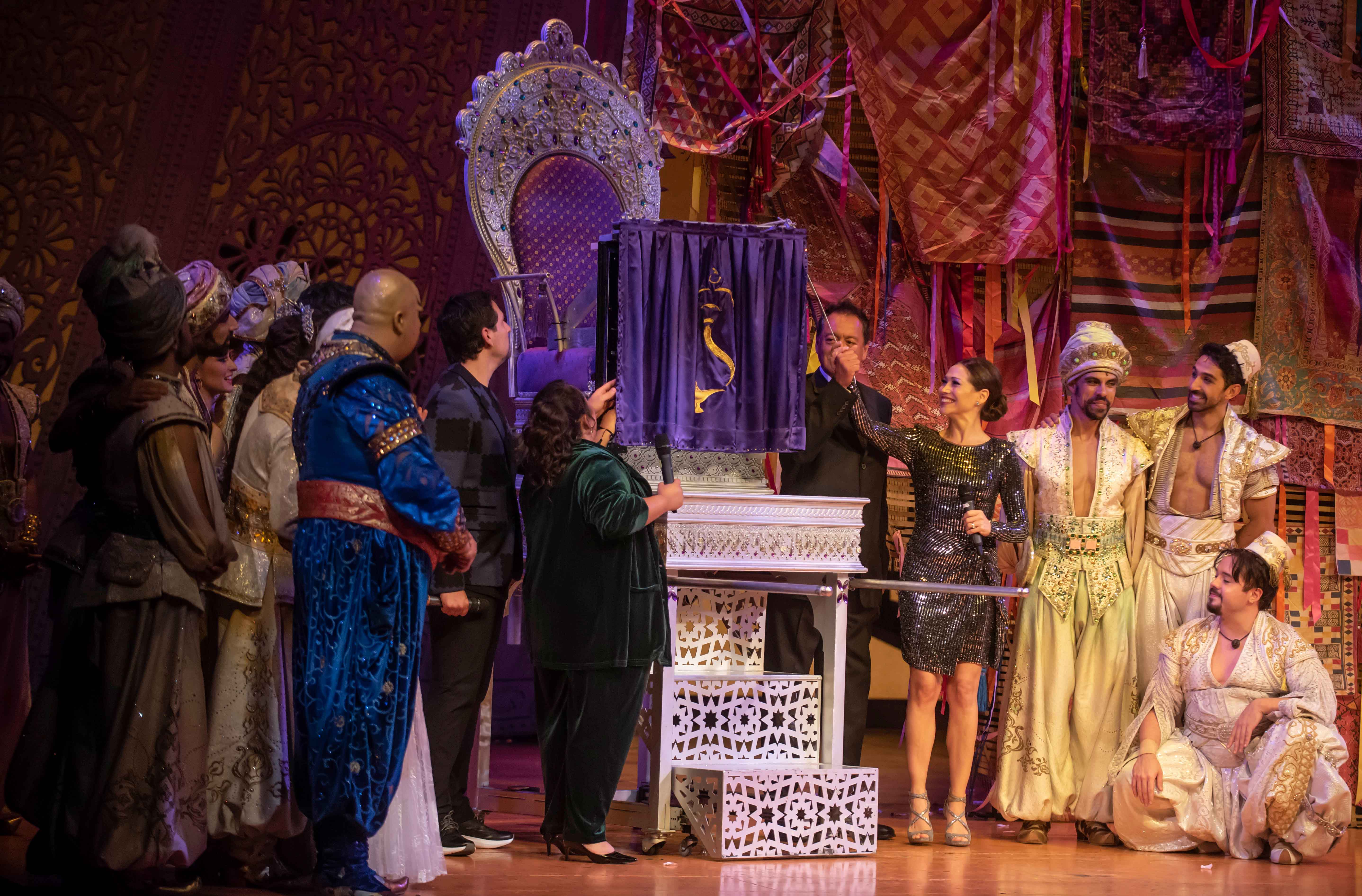 Develación de placa por las 225 representaciones de Aladdín / Foto: OCESA