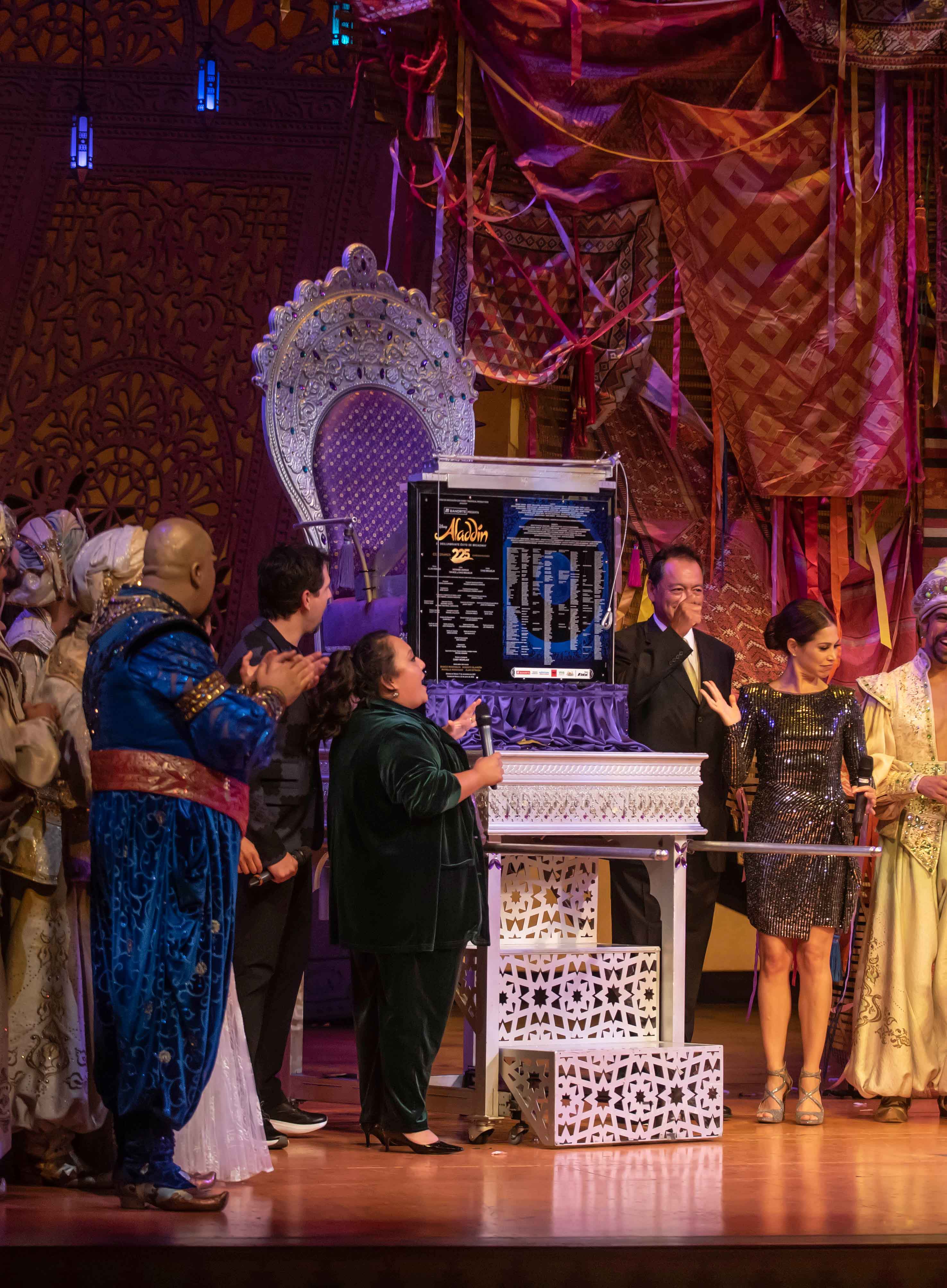 Develación de placa por las 225 representaciones de Aladdín / Foto: OCESA