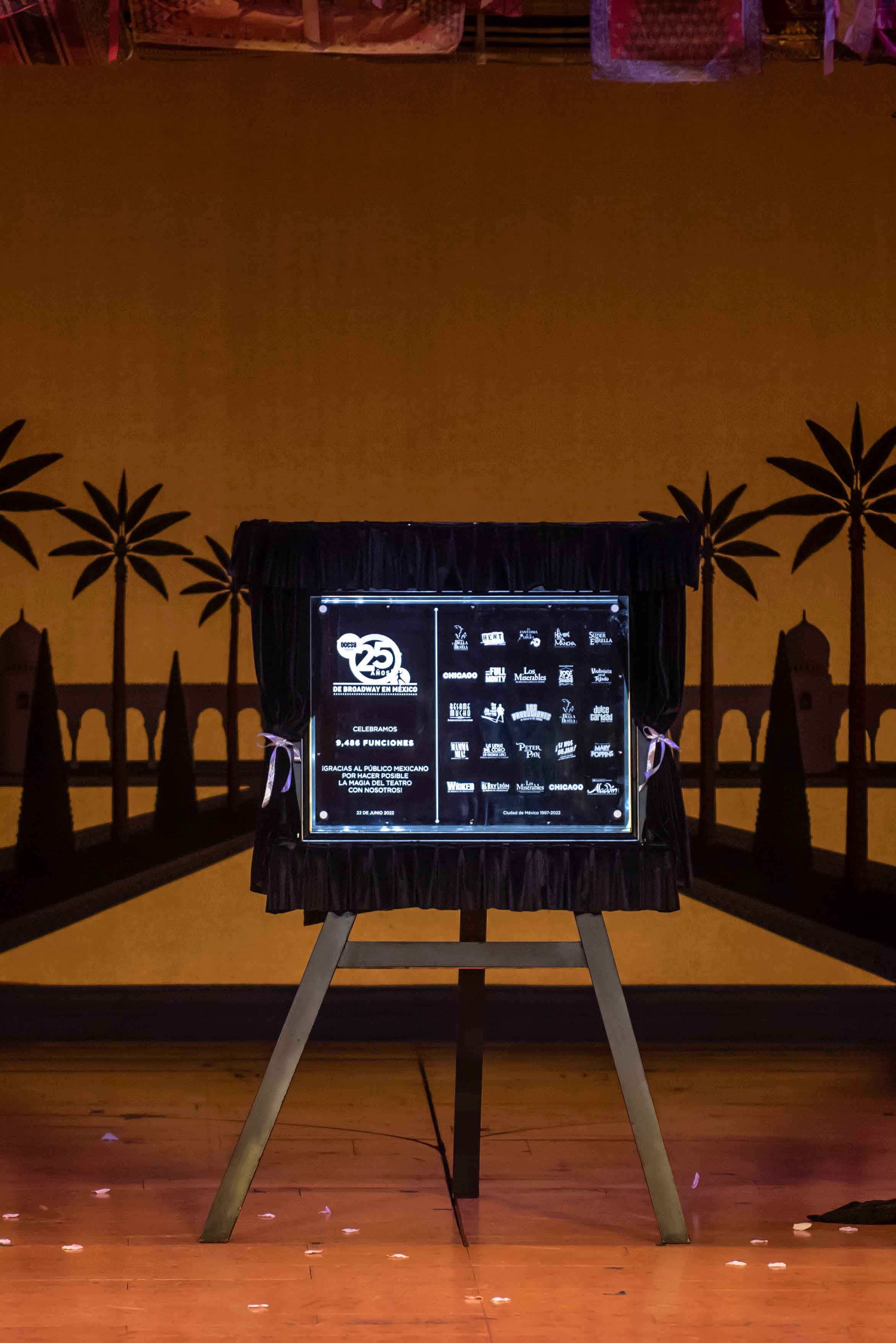 Placa conmemorativa por los 25 años de Broadway en México / Foto: OCESA