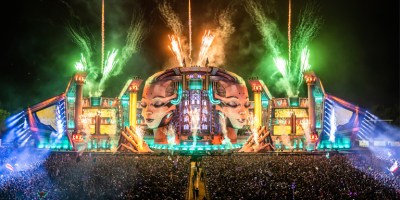 Bailando bajo el cielo eléctrico